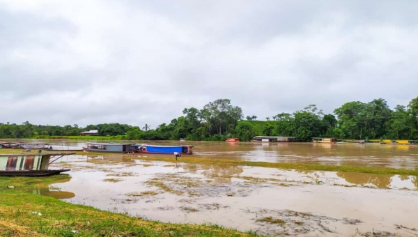Em Jordão, enchente já atinge o bairro Kaxinawá e famílias começam a sentir os efeitos da subida das águas 